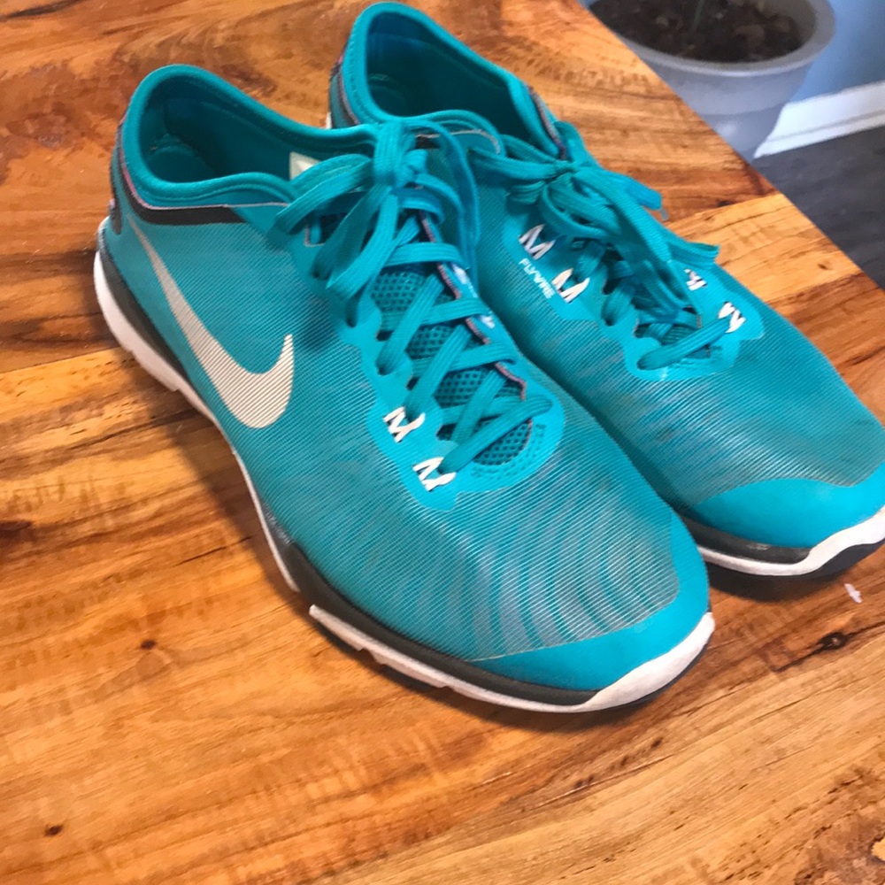 NIKE flex supreme t4